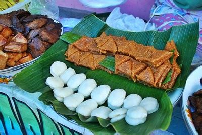 makanan khas kampung urug bdgraya) Sejak tahun 1918, sebagian masyarakat Cireundeu tidak pernah mengonsumsi nasi sebagai makanan pokoknya